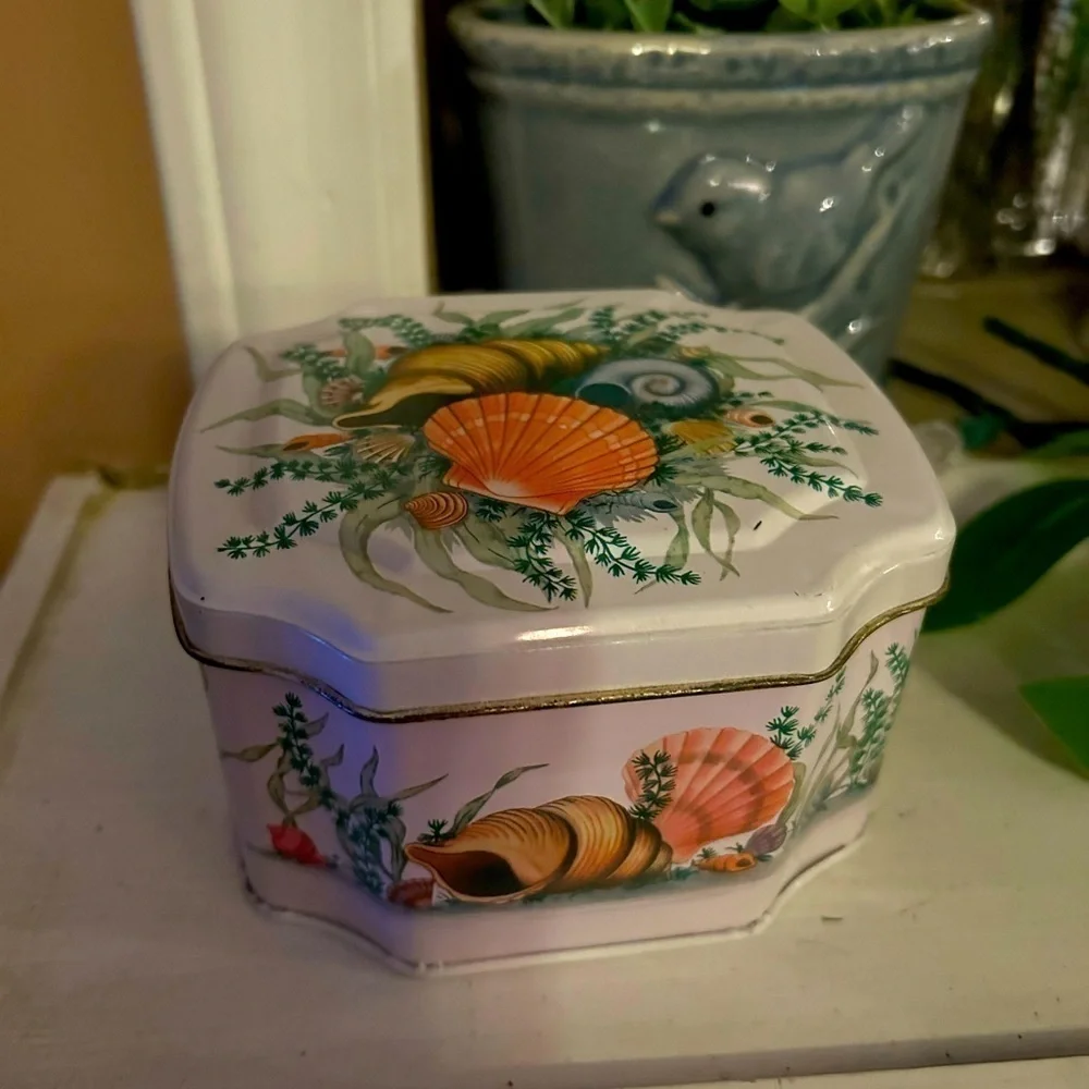 Vintage English seashell tin